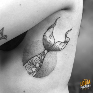 tatuaje-dorsal-ballena-ferran-torre-logia-barcelona